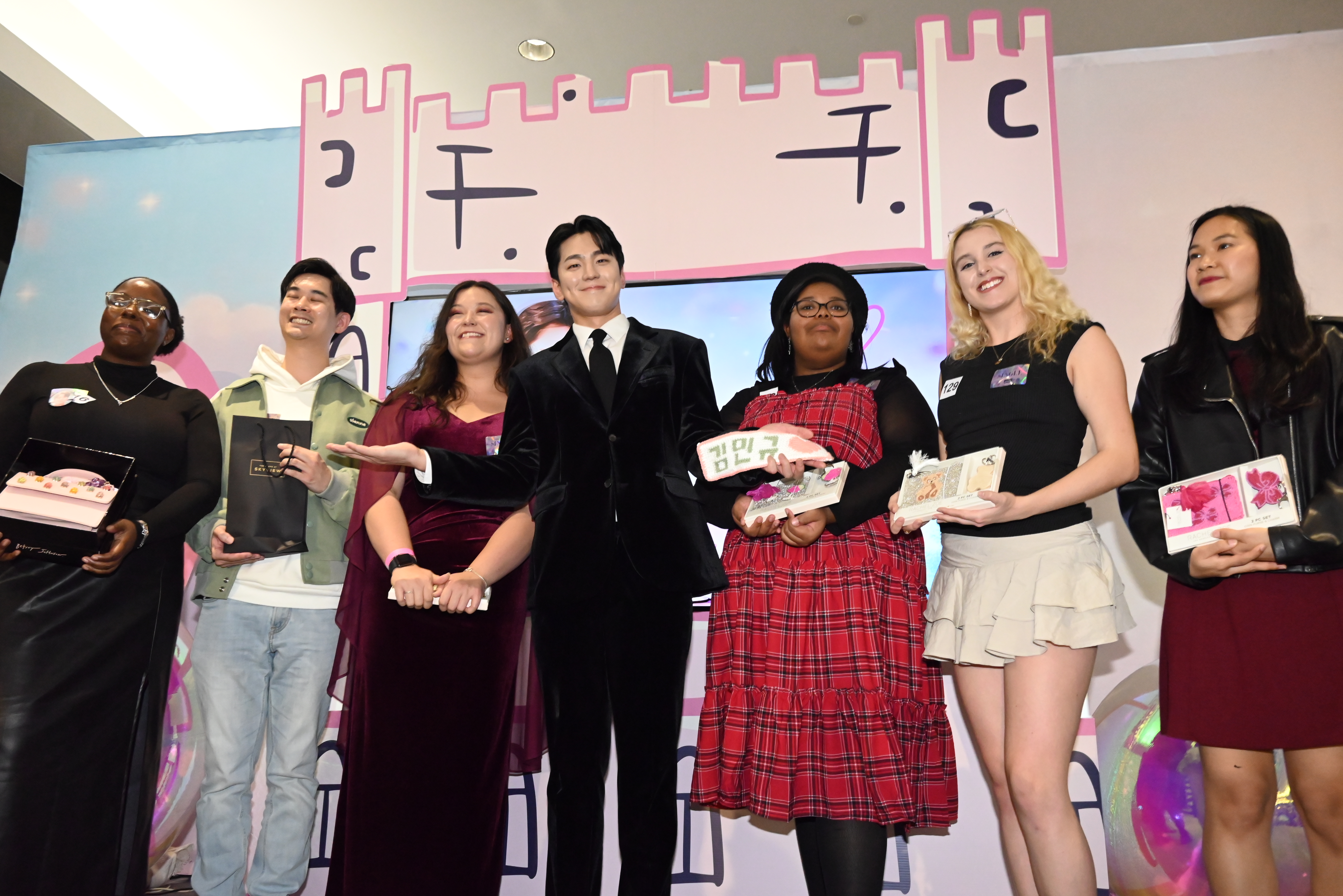 Kim Mingue interacted with fans.