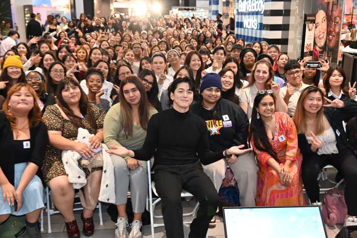 K-Drama actor Kim Mingue melts hearts at Skyview Mall, donating his own clothes to a coat drive for a Singles Day celebration 1 K-Drama star Kim Mingue turned Singles’ Day into a day of giving in Queens.