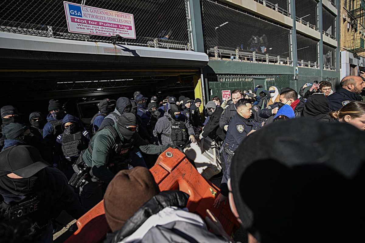 Mayhem on Canal Street: Protesters clash with ICE, NYPD over apparent massive enforcement operation 10