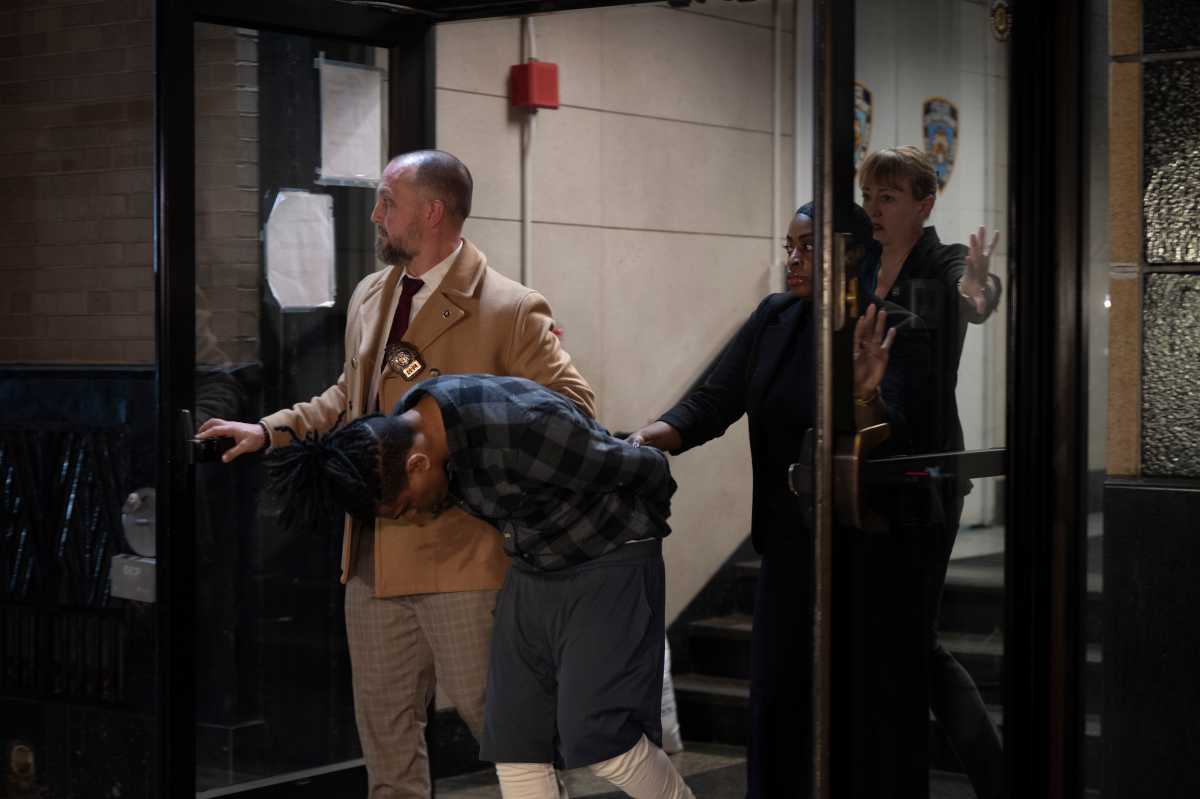 Brooklyn rape suspect arrested for allegedly attacking 12-year-old girl in apartment building 2 Brooklyn rape suspect walked out of precinct by detectives