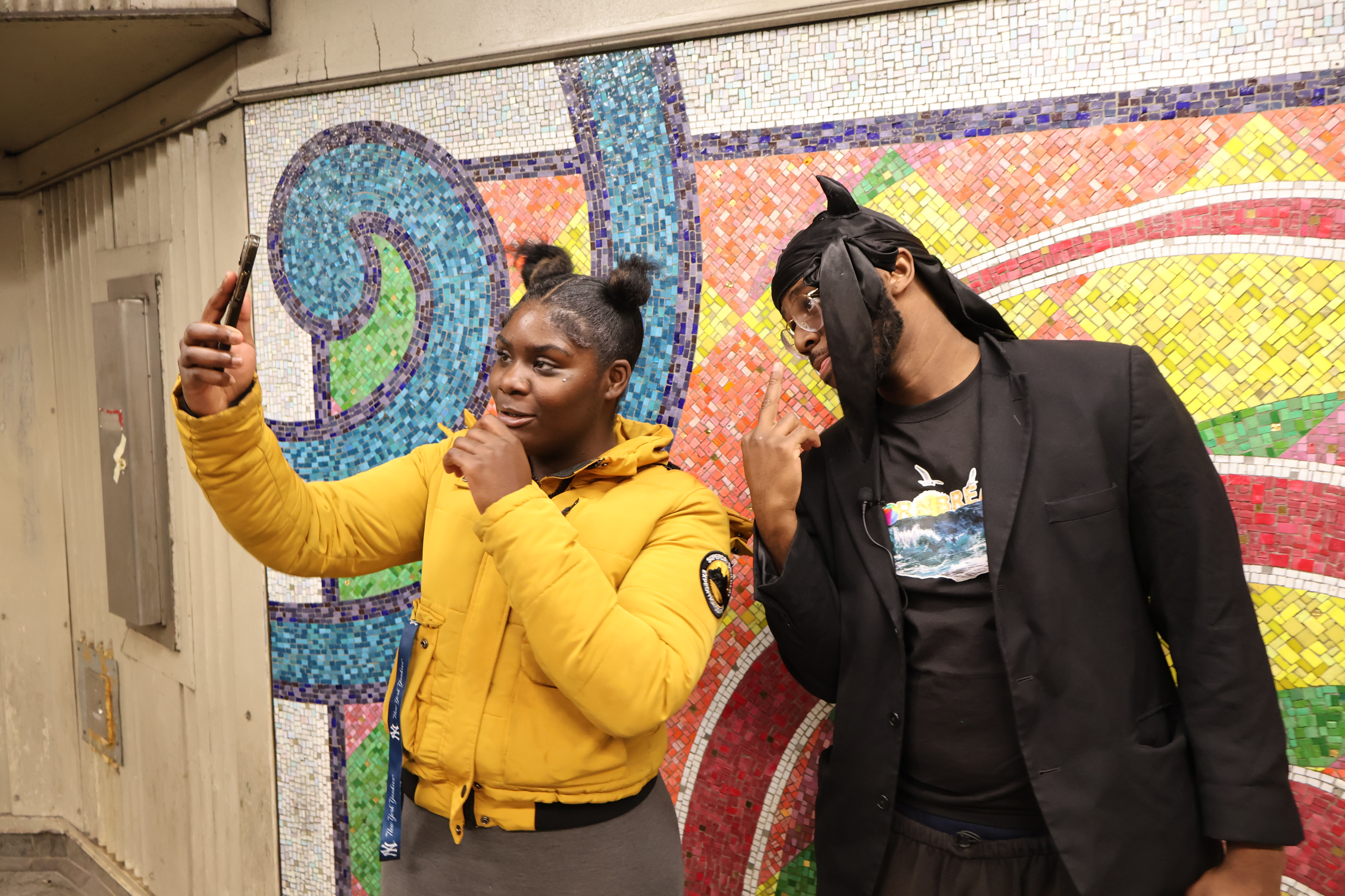 Morris Cordewel is taking pictures with fans who were passing by in the Subway station