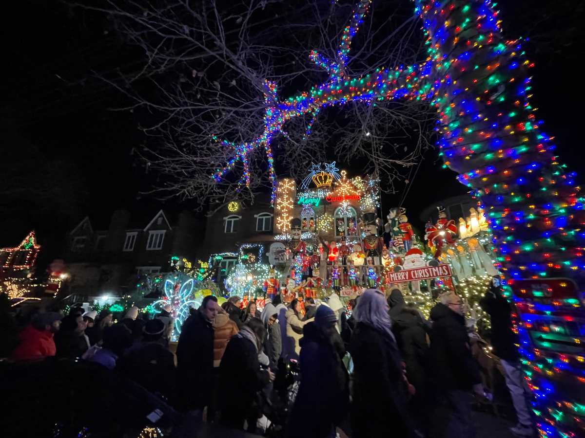 Light it up! Check out the amazing Christmas house lights in these NYC neighborhoods this holiday season | amNewYork