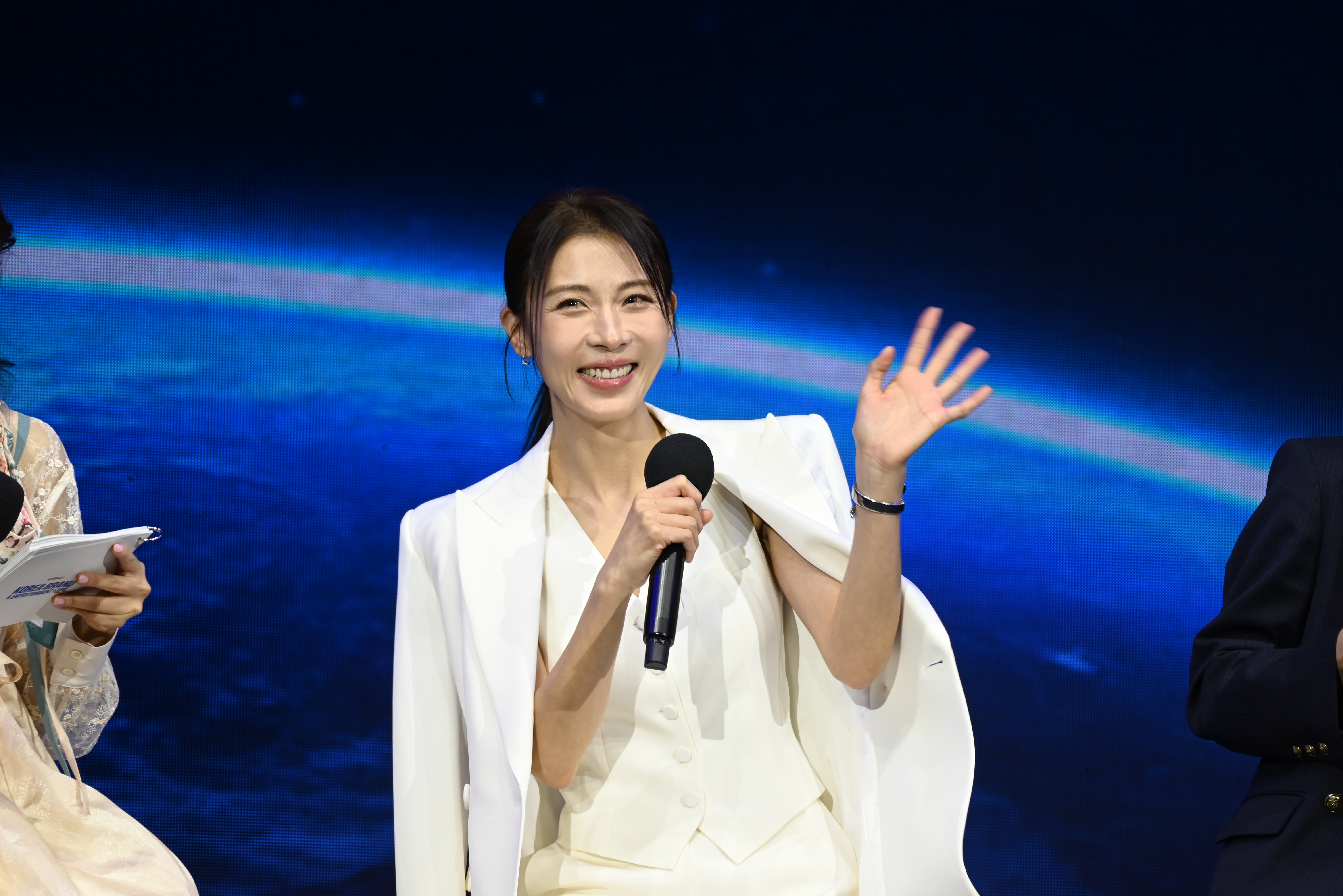 Thousands flock to the American Dream shopping mall for the first-ever Korean Brand and Entertainment Expo in North America 2 K-drama actress Ha Ji-Won