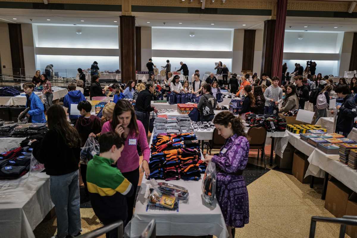 SNAP crisis: Temple Emanu-El volunteers help feed hungry in Manhattan amid Trump food fund fight 2