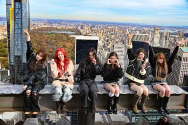 K-pop group AtHeart visited the Empire State Building.