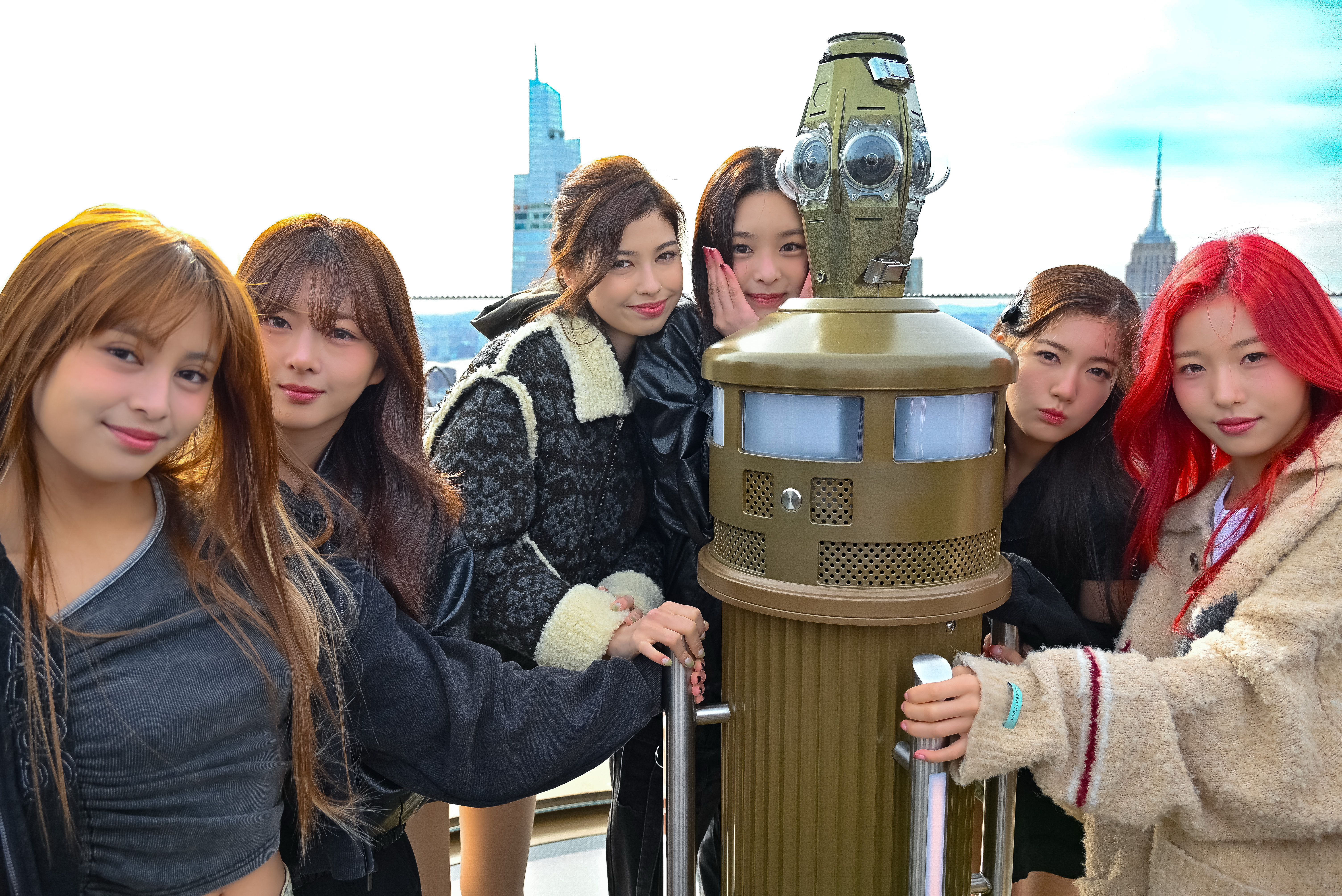 K-pop group AtHeart visited the Empire State Building.