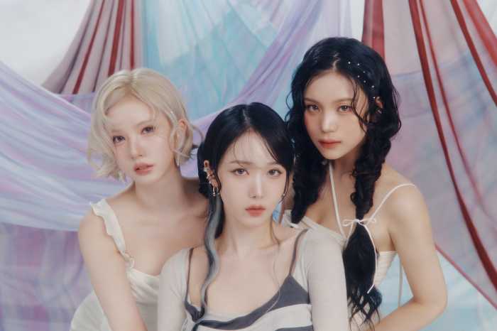 VIVIZ the k-pop girl group. Three women standing near each other.
