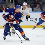 Matthew Schaefer has 'a target on his back,' but Islanders' teammates ready to rumble when called on 8 Matthew Schaefer Islanders Bruins 11/4/25