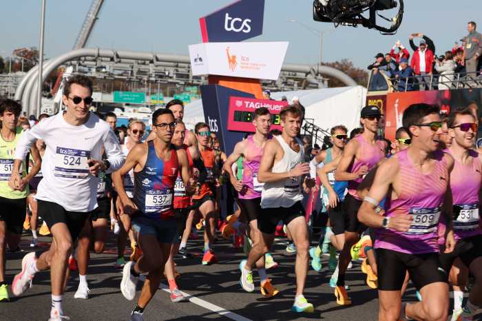 NYC Marathon runners head across the Verrazzano Bridge
