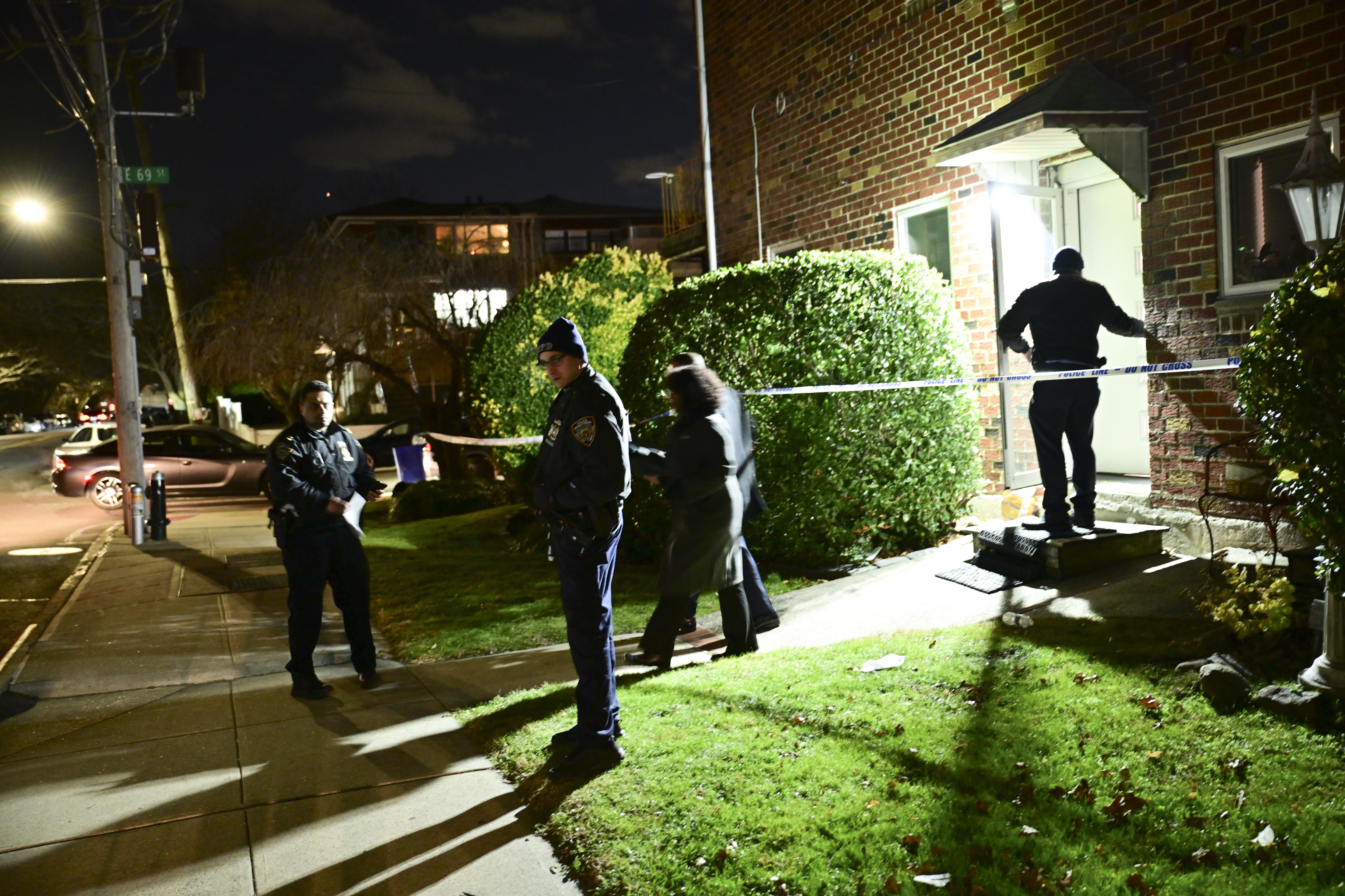 Suspect sought for fatally stabbing man, injuring woman in Brooklyn attack 2 Detectives investigate the scene of a double stabbing that left one man dead and a woman in critical condition.