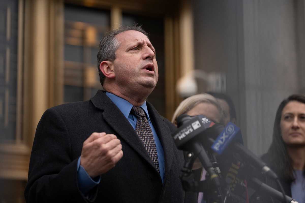 2026 Congress midterms: Outgoing Comptroller Brad Lander kicks off challenge to Dan Goldman, with Mayor-elect Mamdani's blessing amNewYork