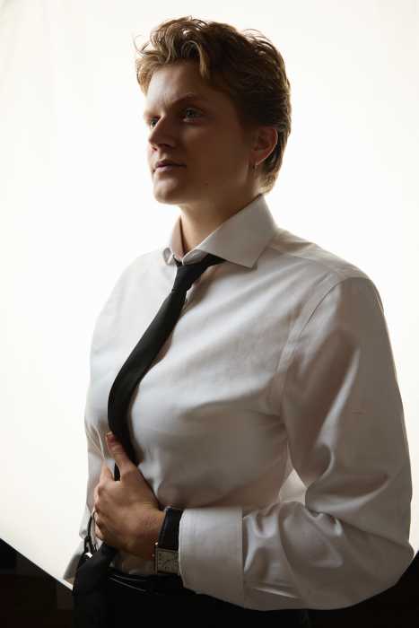 woman wearing white shirt