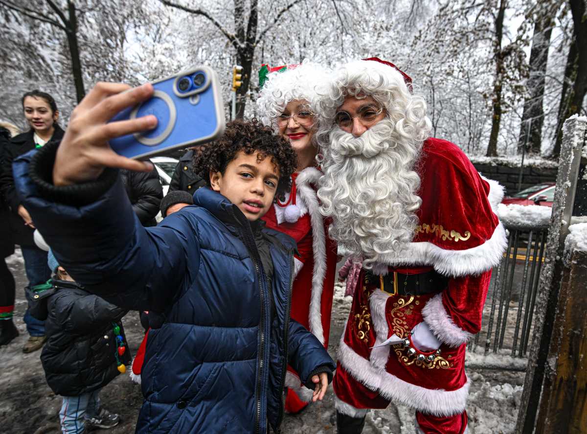 A season of hope: NYPD and Candlelighters deliver holiday joy in Central Park to families impacted by childhood cancer 2