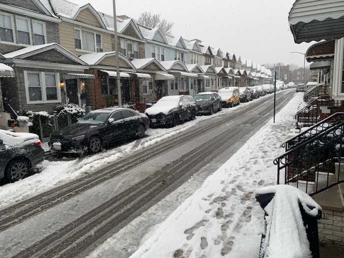 First snowfall of the season blankets NYC; winter weather advisory remains in effect 3 snow on houses and cars in NYC
