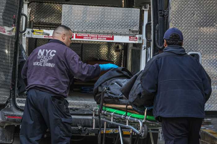 Bronx murder-suicide: Retired Port Authority cop shot sister dead and wounded mother before taking own life, sources say 8 Police wheel out body of victim in Bronx murder-suicide