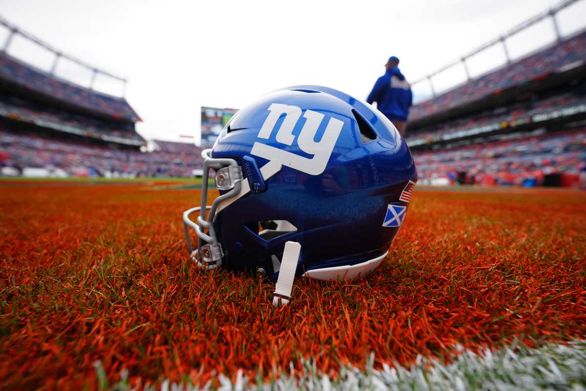 Giants helmet Jim Leonhard