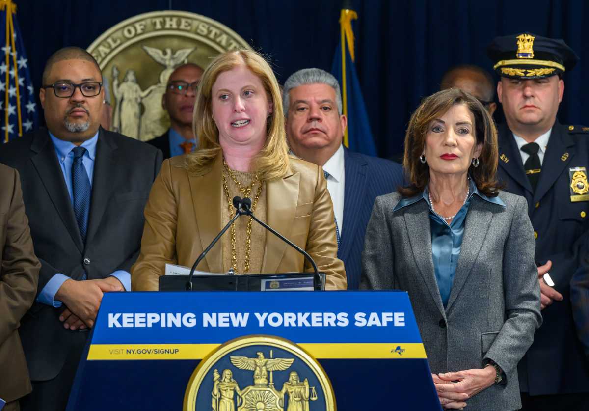 Hochul moves to ban ICE from deputizing New York police, calls it a move to stop Trump 'tyranny' 3