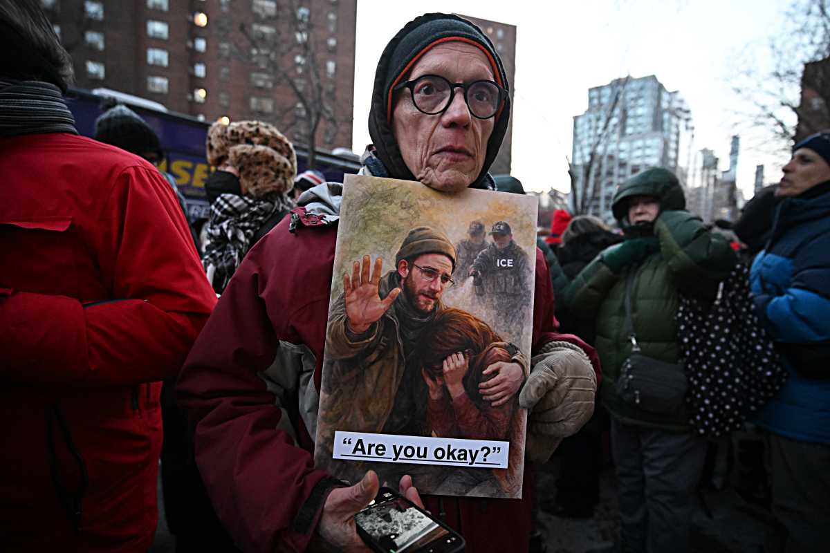 New Yorkers hold candlelight vigil at VA Hospital to honor Alex Pretti, Minneapolis nurse shot dead by ICE agents 3