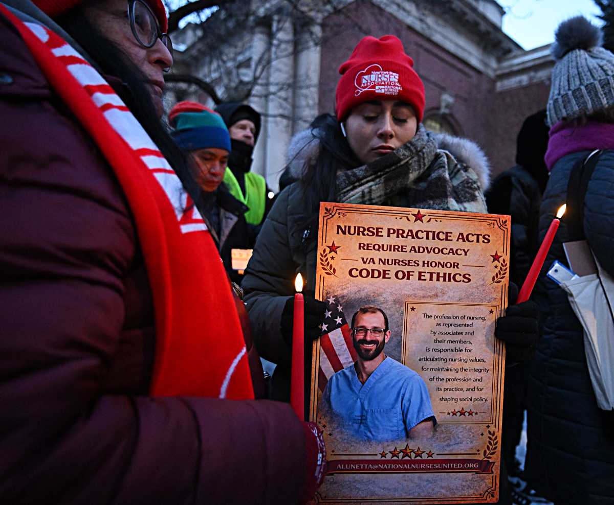 New Yorkers hold candlelight vigil at VA Hospital to honor Alex Pretti, Minneapolis nurse shot dead by ICE agents 10