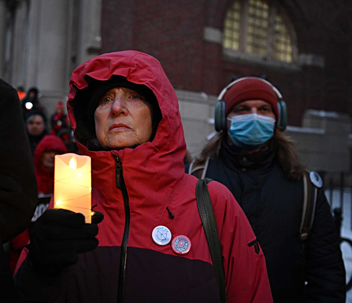 New Yorkers hold candlelight vigil at VA Hospital to honor Alex Pretti, Minneapolis nurse shot dead by ICE agents 11