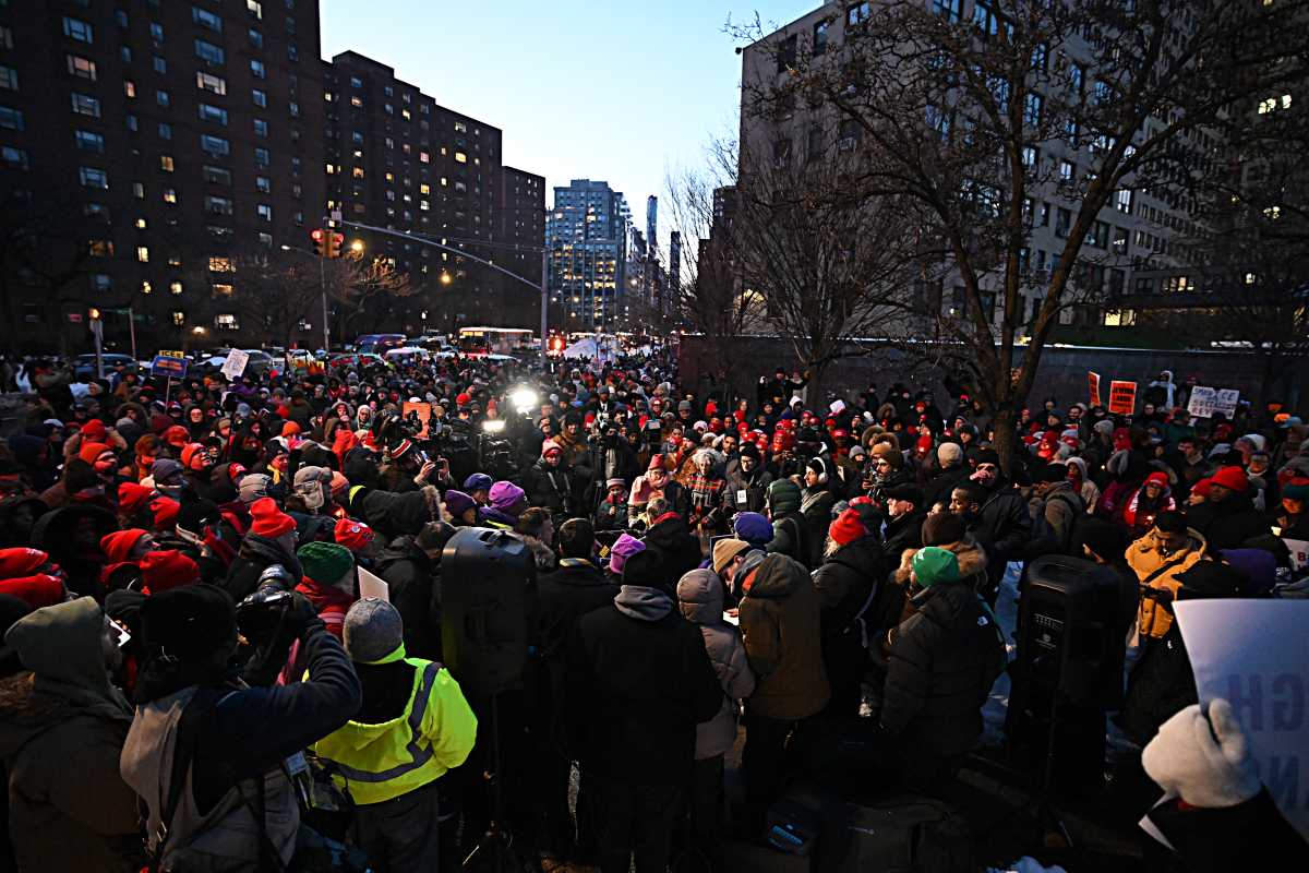 New Yorkers hold candlelight vigil at VA Hospital to honor Alex Pretti, Minneapolis nurse shot dead by ICE agents 4