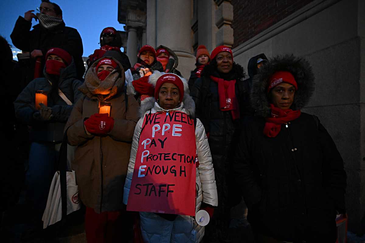 New Yorkers hold candlelight vigil at VA Hospital to honor Alex Pretti, Minneapolis nurse shot dead by ICE agents 9