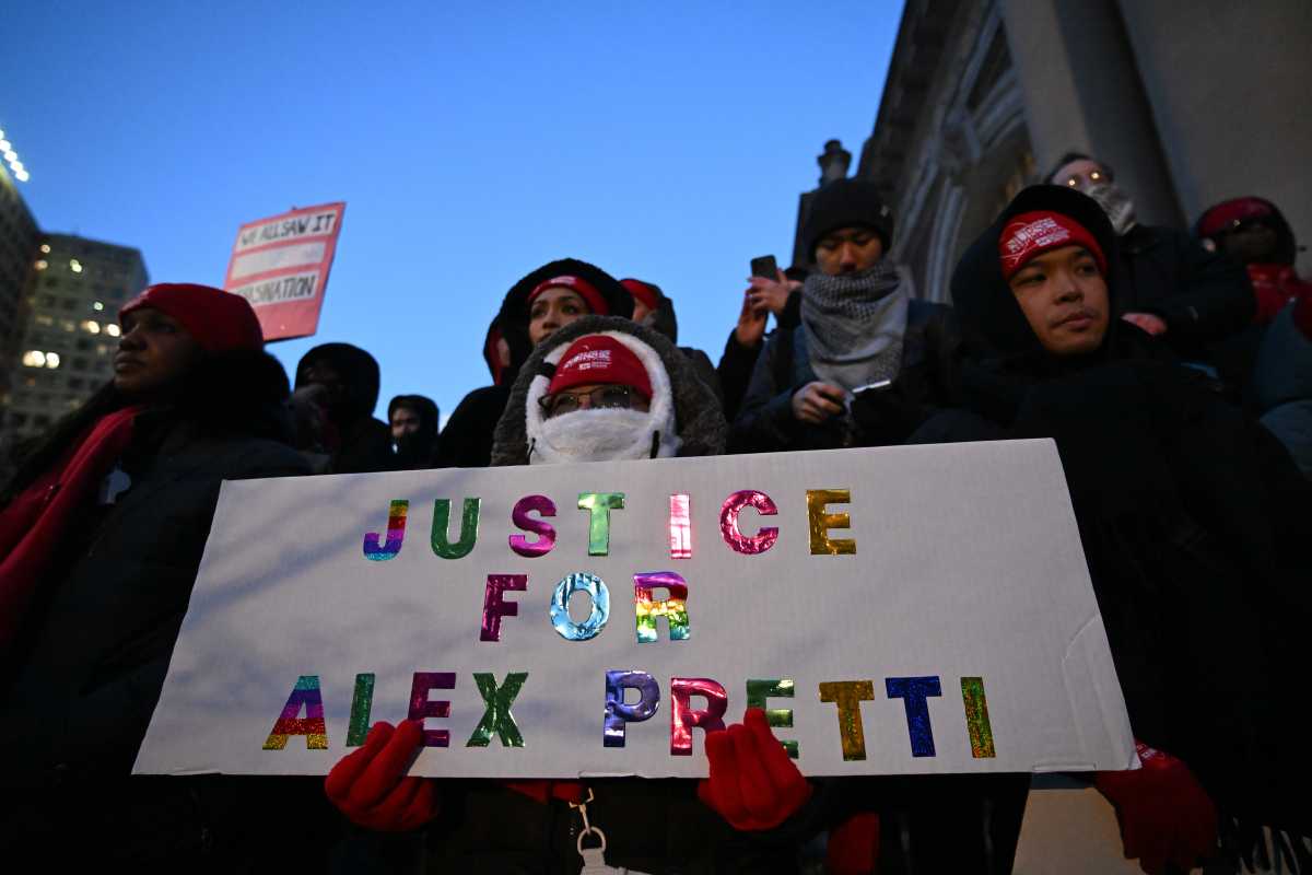New Yorkers hold candlelight vigil at VA Hospital to honor Alex Pretti, Minneapolis nurse shot dead by ICE agents 12