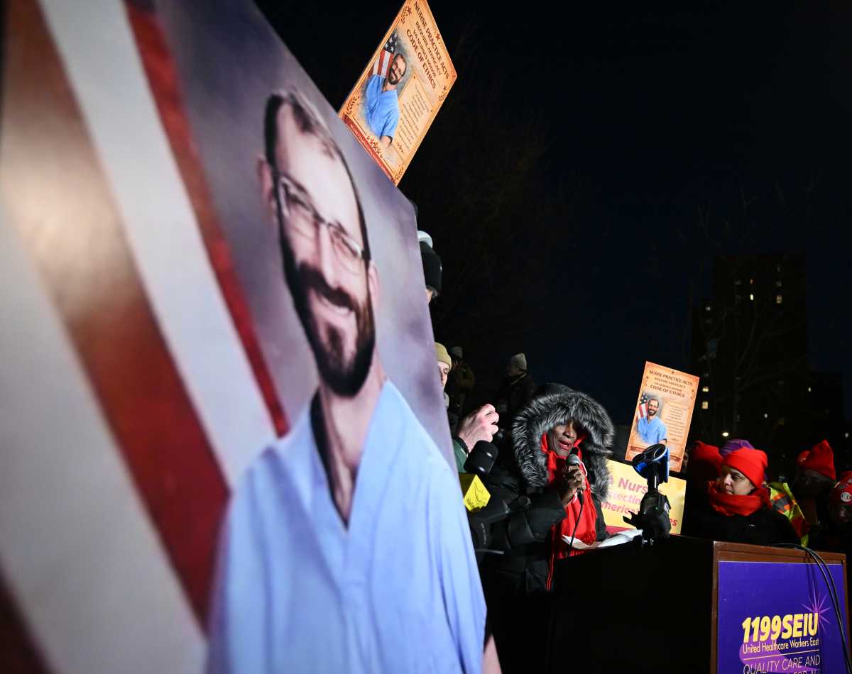 New Yorkers hold candlelight vigil at VA Hospital to honor Alex Pretti, Minneapolis nurse shot dead by ICE agents 7