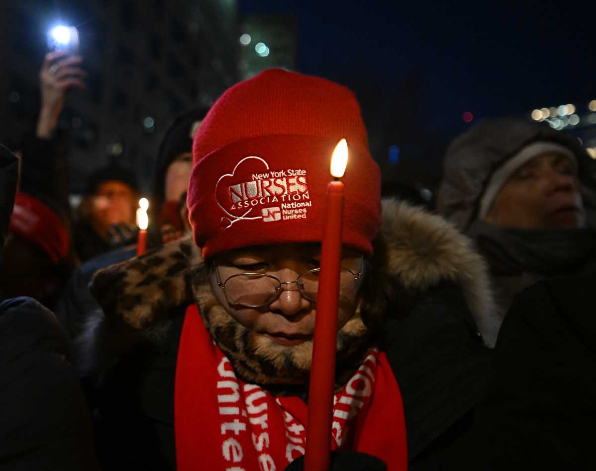 New Yorkers hold candlelight vigil at VA Hospital to honor Alex Pretti, Minneapolis nurse shot dead by ICE agents 5