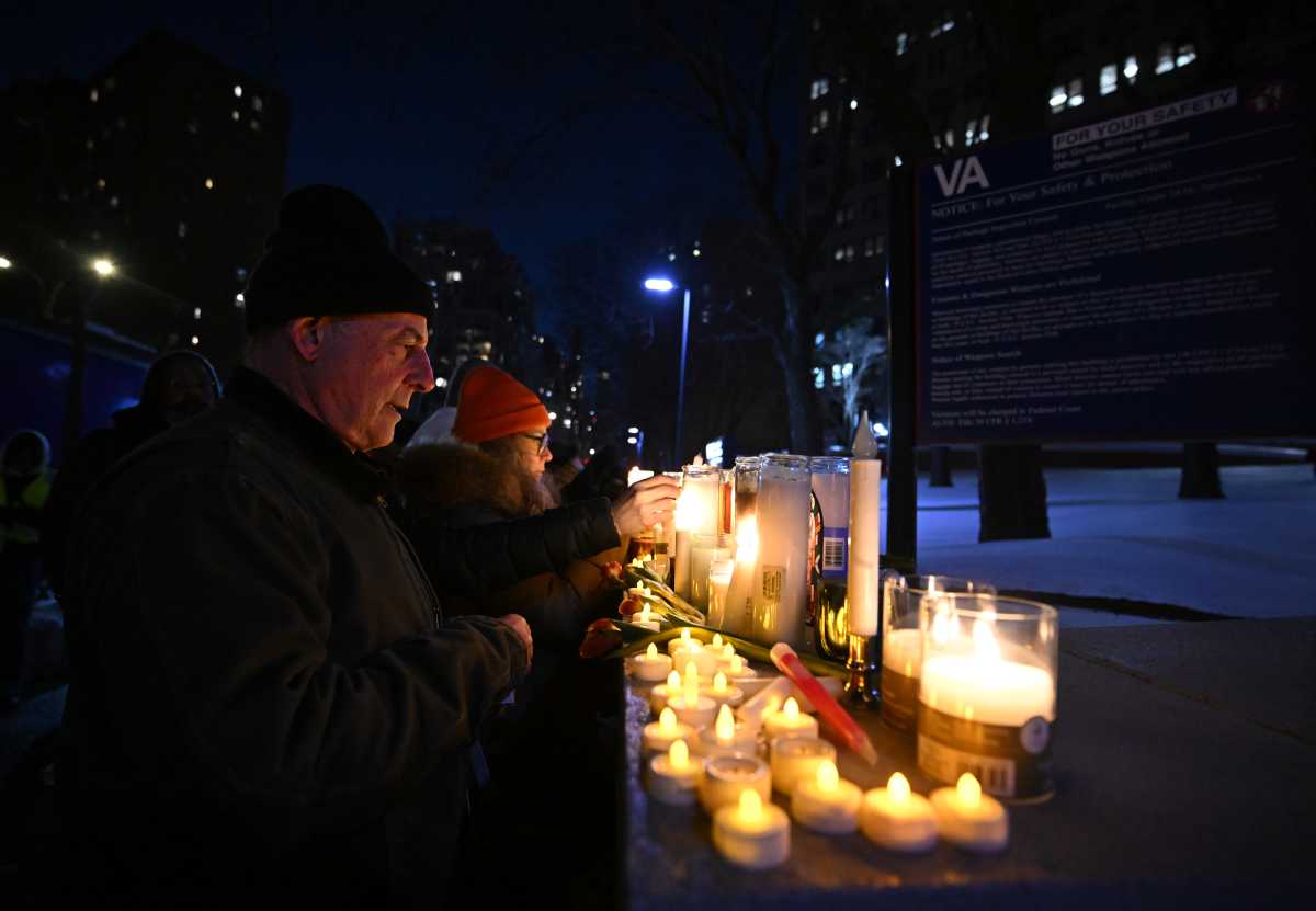 New Yorkers hold candlelight vigil at VA Hospital to honor Alex Pretti, Minneapolis nurse shot dead by ICE agents 6