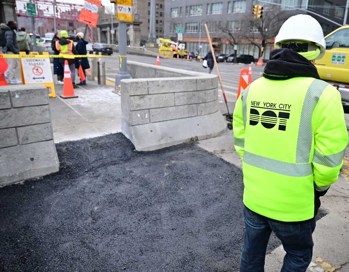 Mamdani, DOT fix a dubious drop on Delancey Street that plagued Williamsburg Bridge bike lane users for years amNewYork