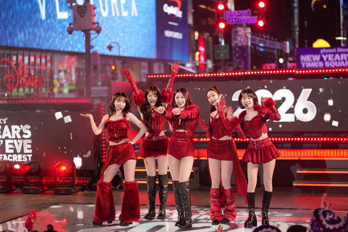 LE SSERAFIM rings in the New Year with a CRAZY' Times Square performance amNewYork