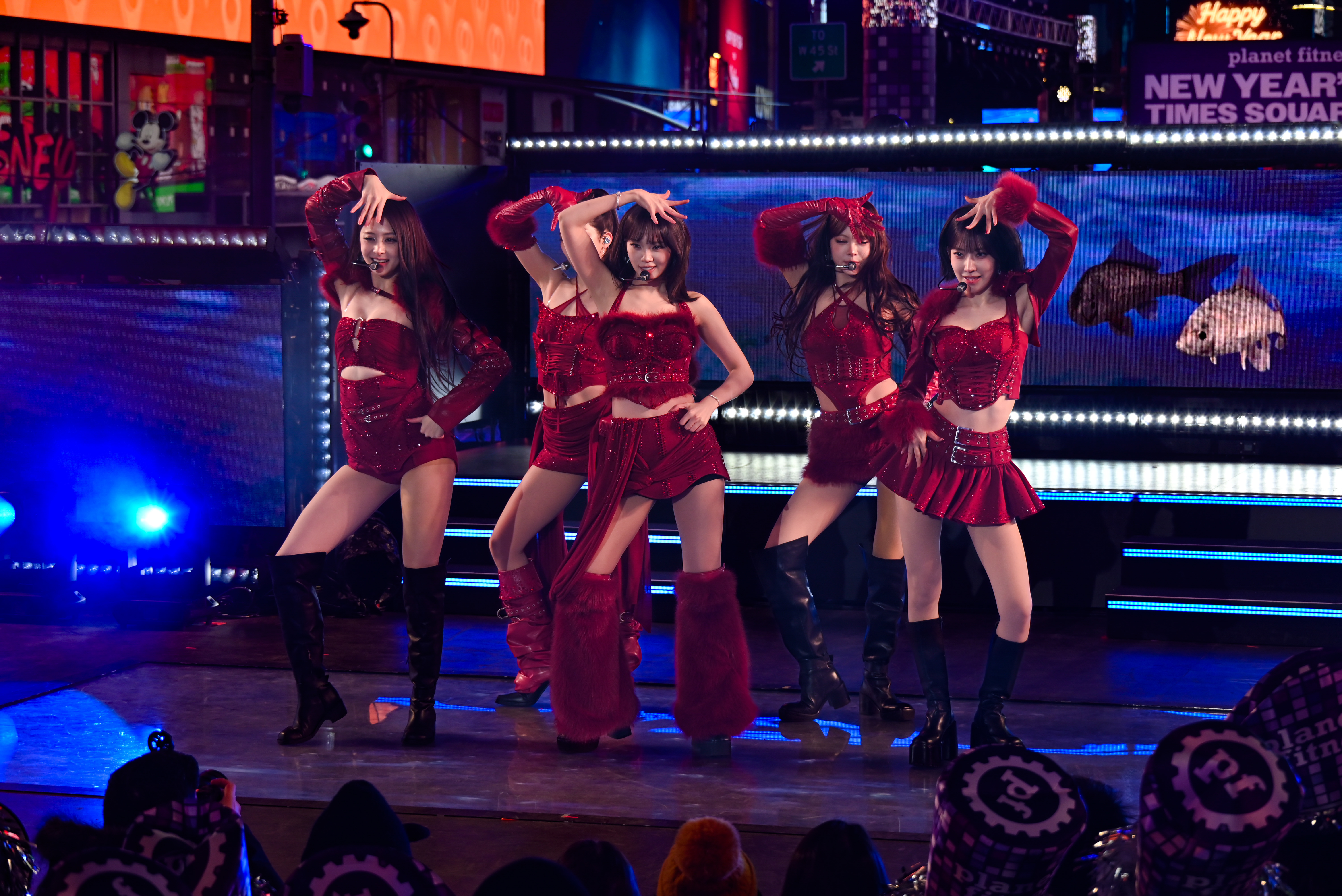 LE SSERAFIM rings in the New Year with a ‘CRAZY’ Times Square performance 5 LE SSERAFIM in Times Square.