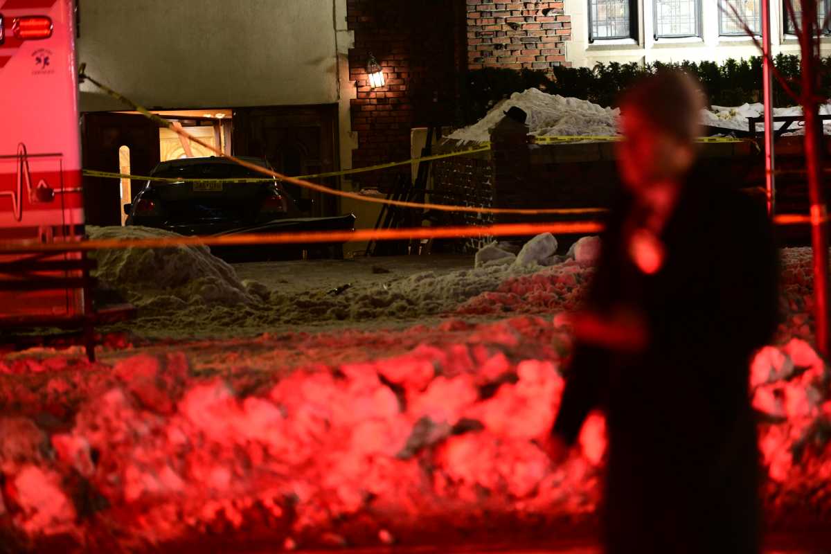 Driver rams vehicle into Brooklyn's Chabad Lubavitch headquarters; motive under investigation amNewYork