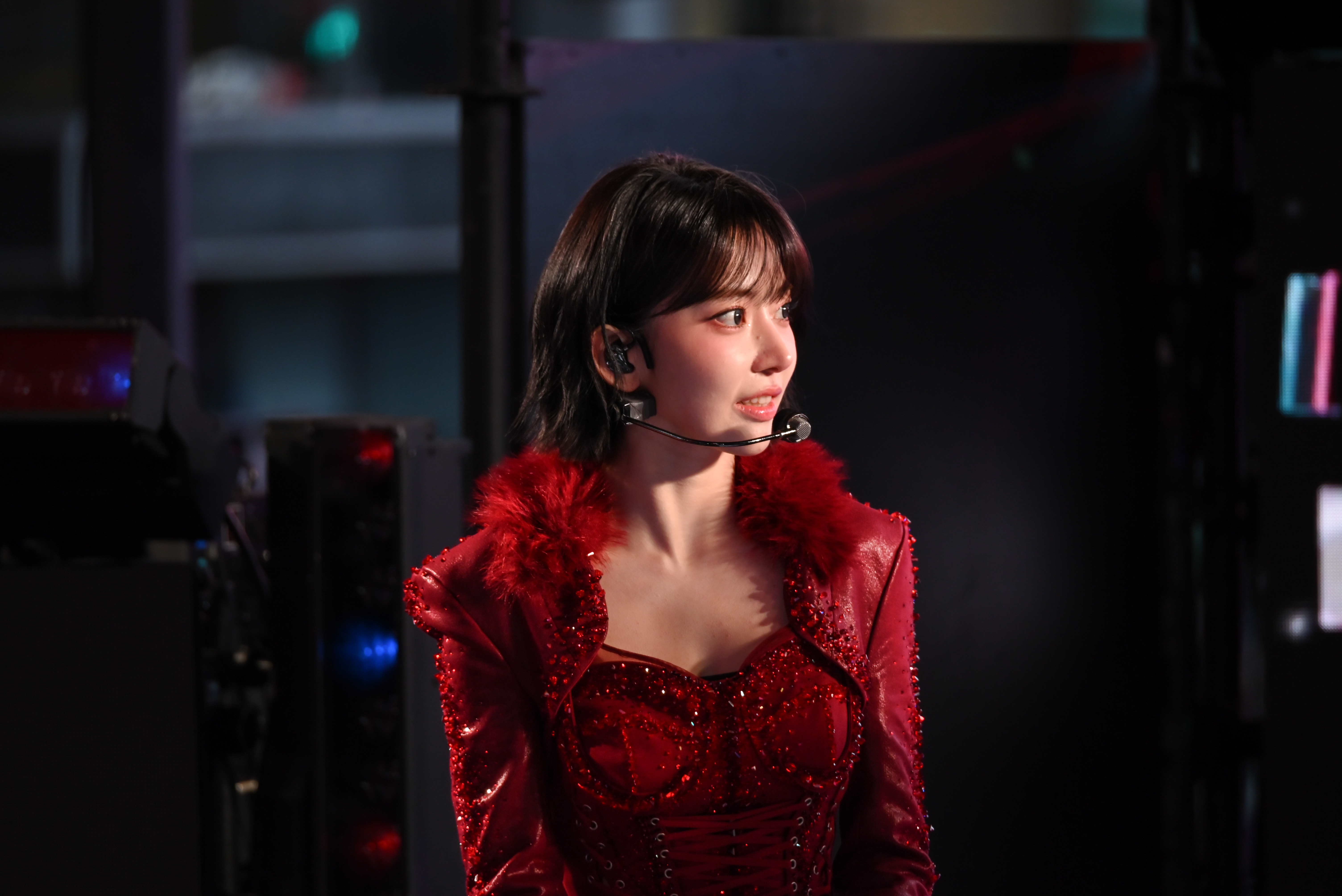 LE SSERAFIM rings in the New Year with a ‘CRAZY’ Times Square performance 9 SAKURA of LE SSERAFIM