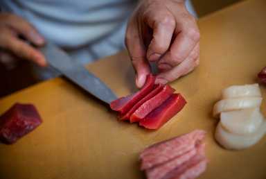 slicing tuna