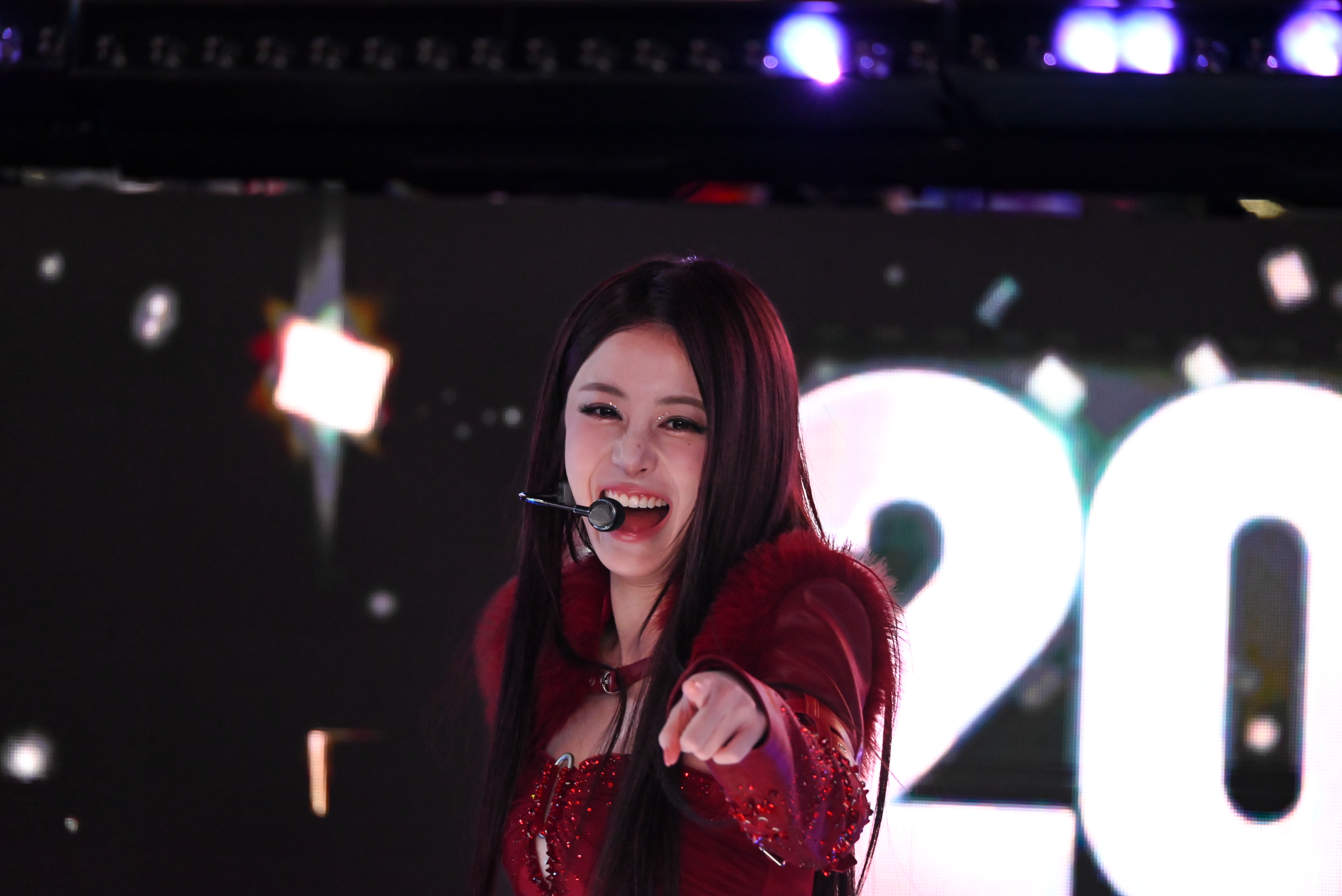 LE SSERAFIM rings in the New Year with a ‘CRAZY’ Times Square performance 10 YUNJIN of LE SSERAFIM