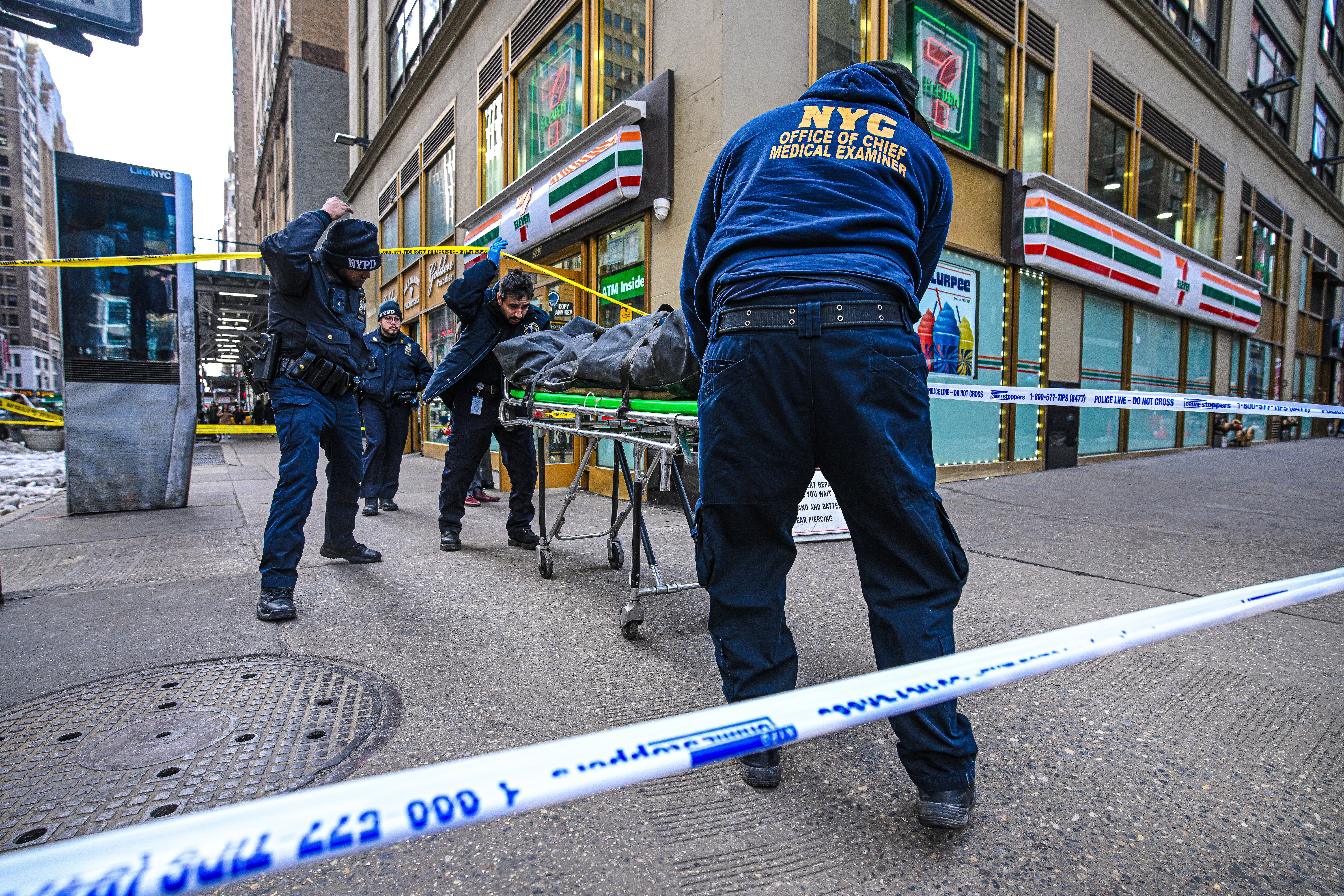 police wheel out body of man shot at Midtown 7-eleven store