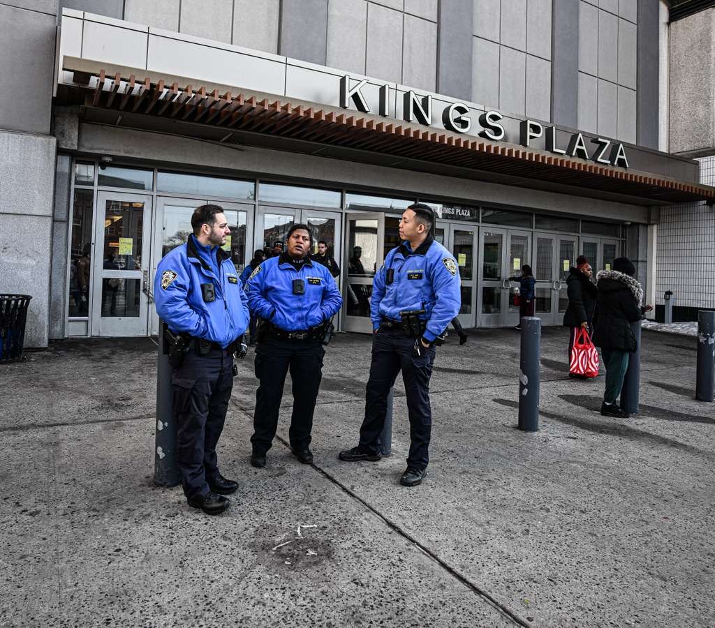 Scores of cops patrol Brooklyn mall amid fears of TikTok-fueled mayhem day after Bronx mall riot