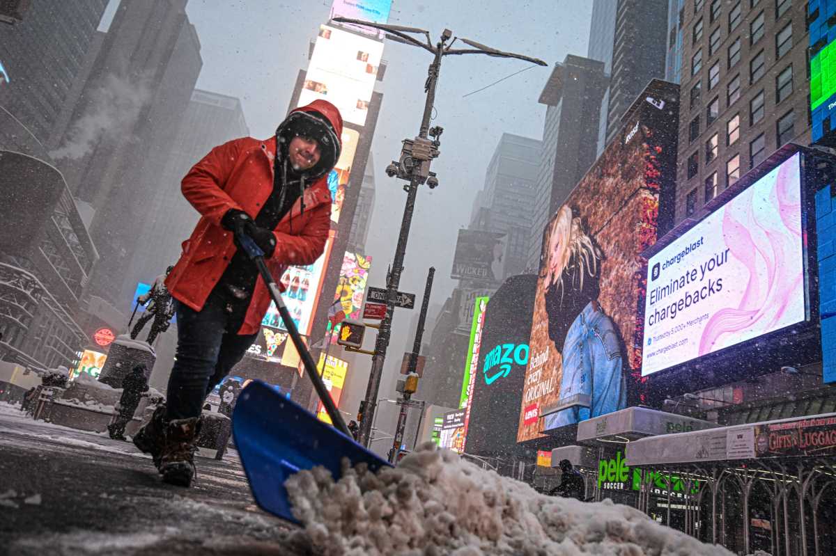 MAMDANI'S FIRST 100 DAYS: Zero fatalities reported as Mayor navigates second snowstorm in two months 2 new yorker shovels snow during blizzard amid mamdani's first 100 days in office