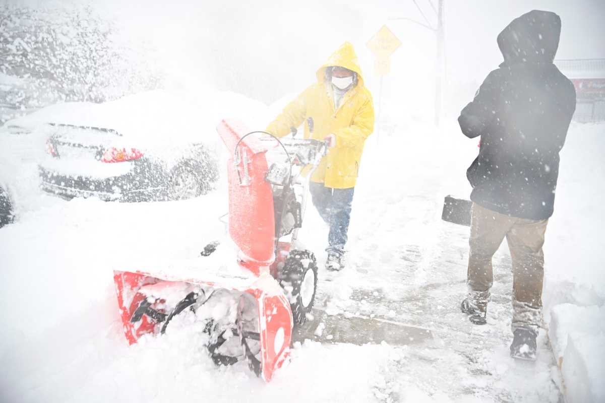 NYC BLIZZARD: After almost 4,000 tickets last storm, here’s what NYC’s sidewalk shoveling rules require 2 people shoveling sidewalks in Brooklyn during NYC blizzard