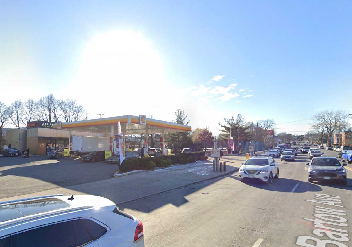 Man shot during robbery at Bronx gas station: police