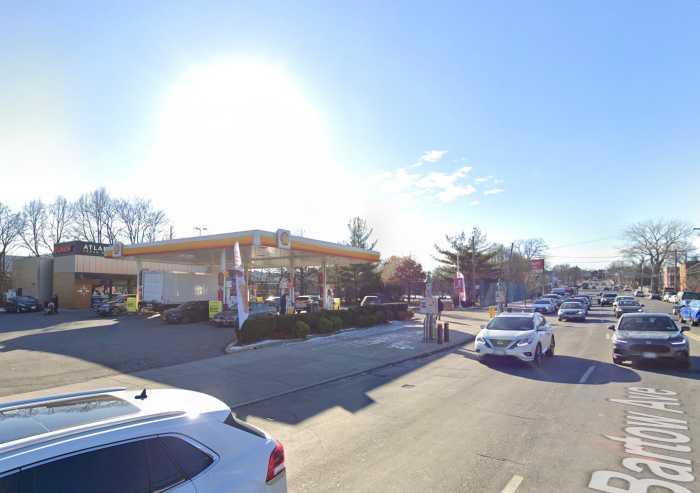 Man shot during robbery at Bronx gas station: police 1 Gas station in Bronx where man was shot