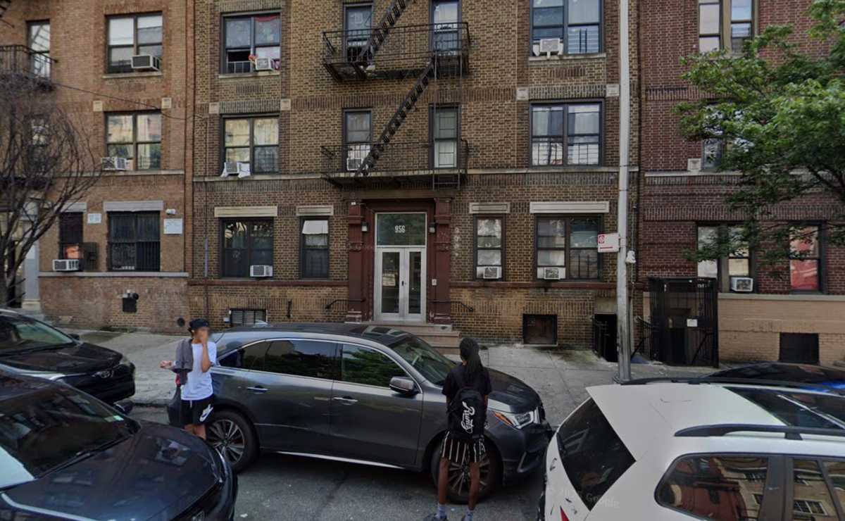 Bronx double stabbing leaves woman dead, teen injured in possible domestic violence case: cops 2 Scene of deadly Bronx double stabbing