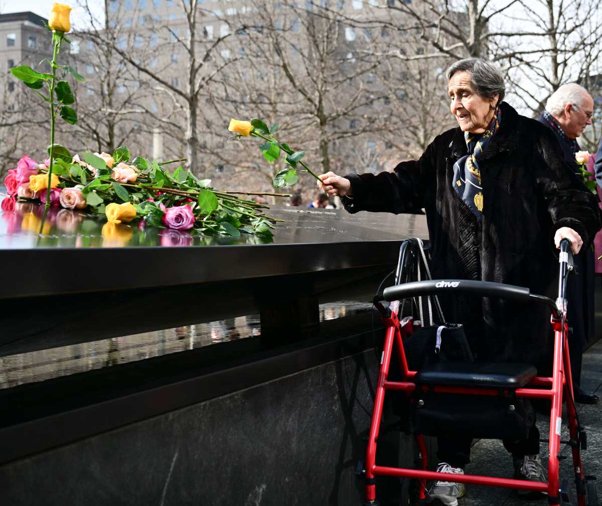Keeping memory alive: Victims of 1993 World Trade Center bombing remembered at Lower Manhattan ceremony 4