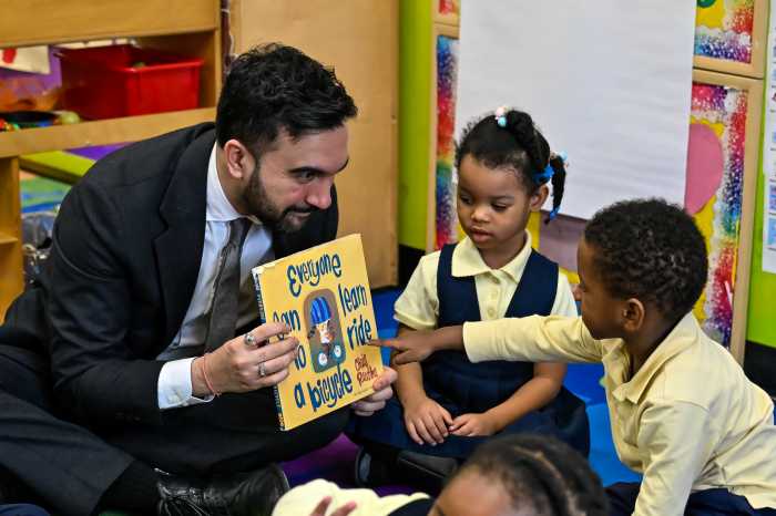 NY: Mayor Mamdani holds story time with 3-K students